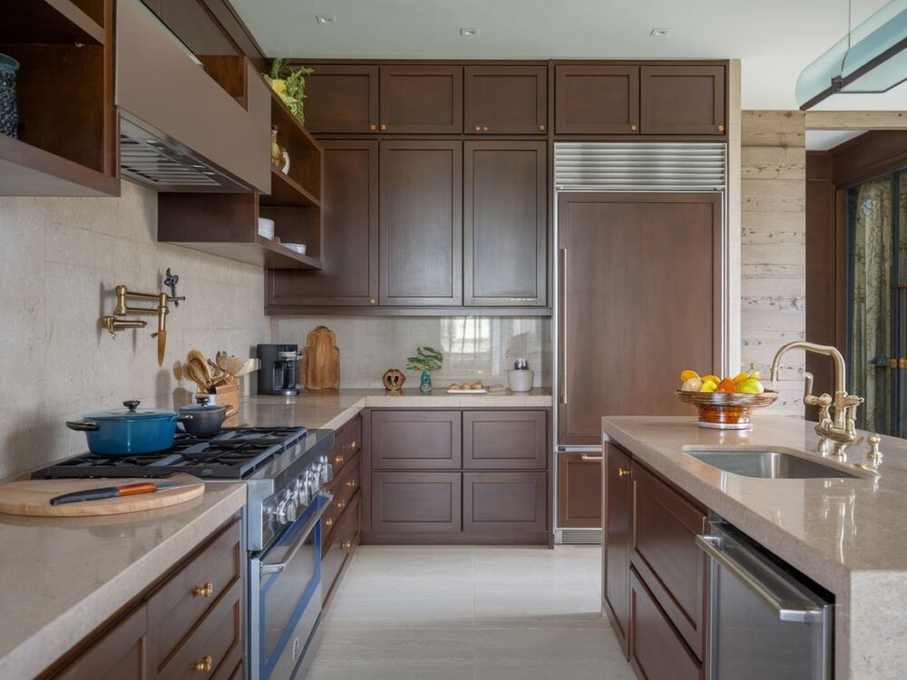 aranżacja kuchni z brązowymi meblami