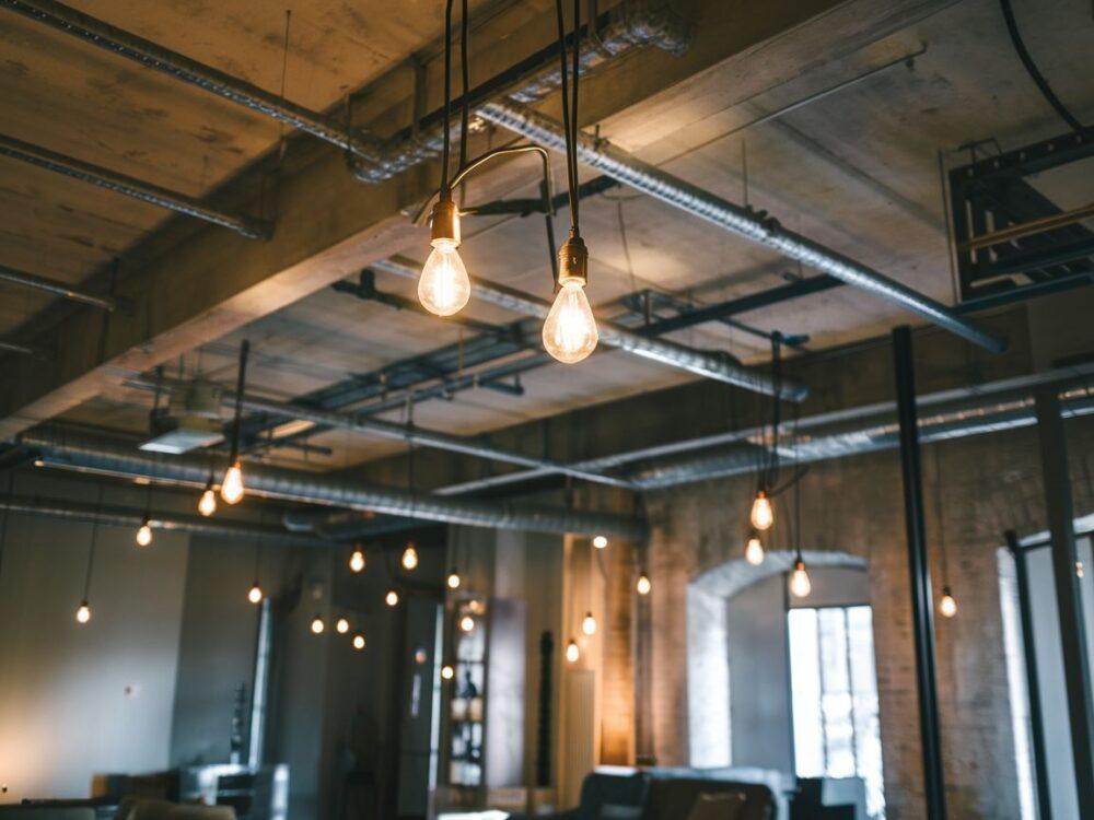 czarna industrialna lampa