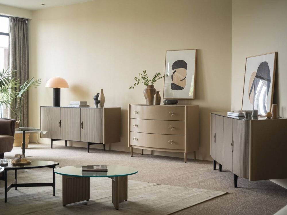 dekoracje na komodzie w salonie