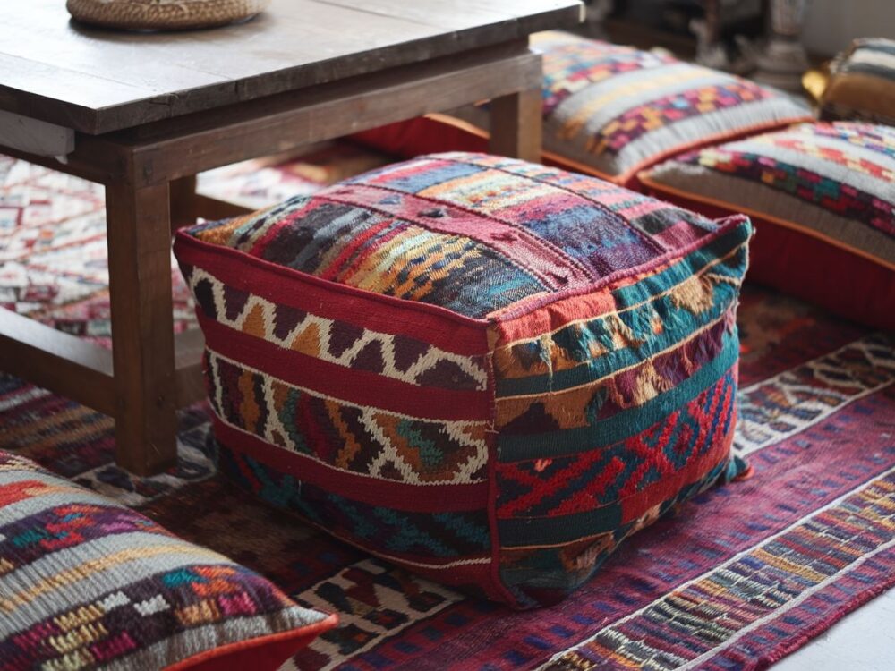 dekoracyjne pufy do salonu