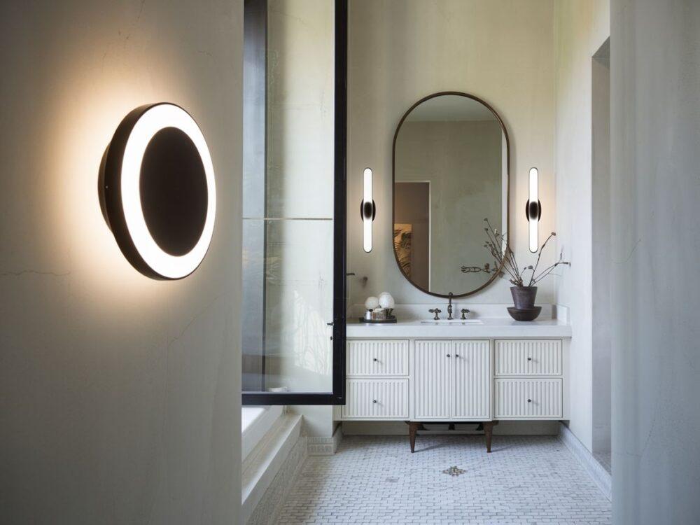 kinkiet przy lustrze