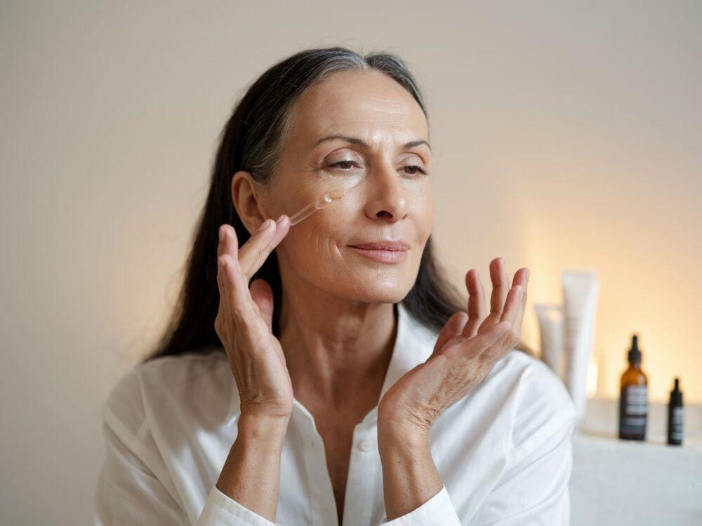 kobieta nakładająca serum