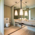 lustro z lampami dekoracyjnymi