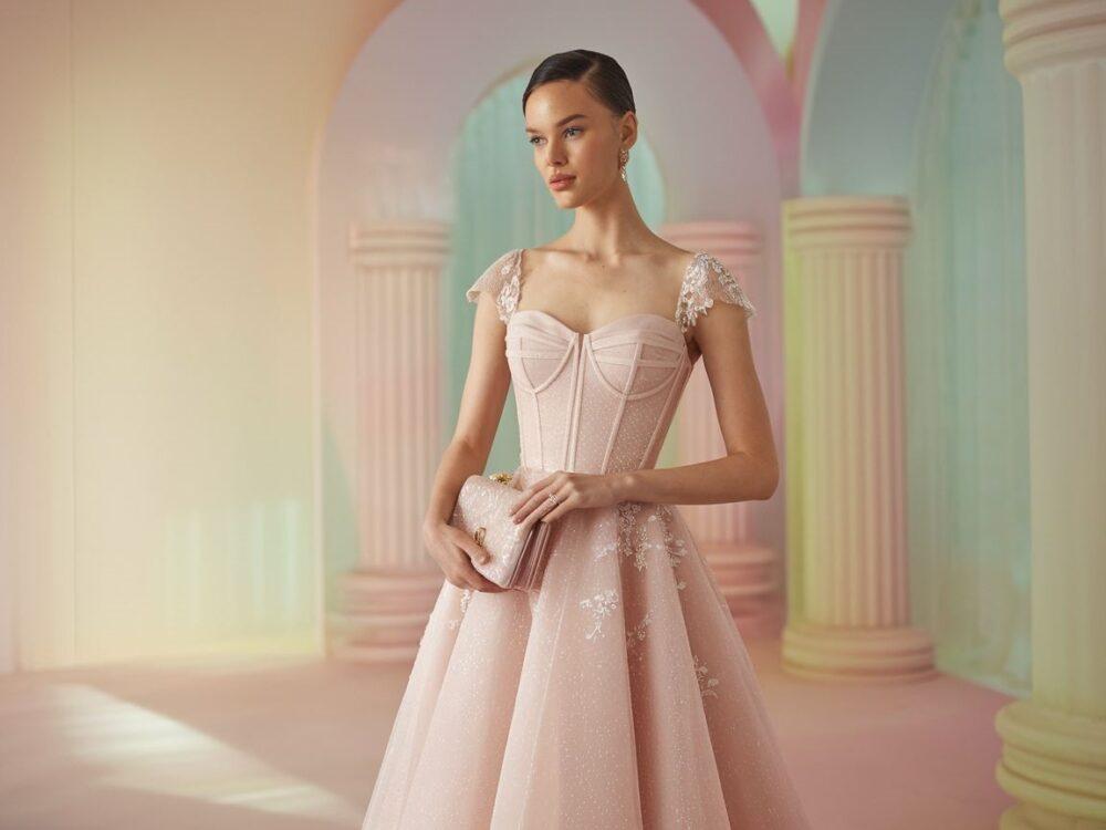 modna kobieta z torebką na weselu