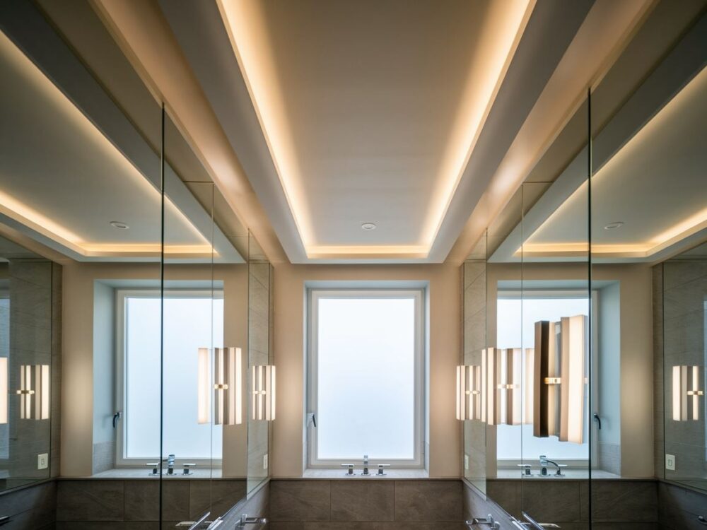 nowoczesna łazienka światło