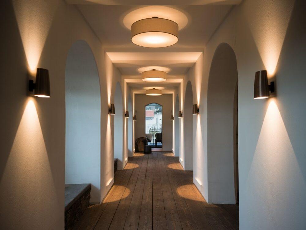 nowoczesny przedpokój z lampami