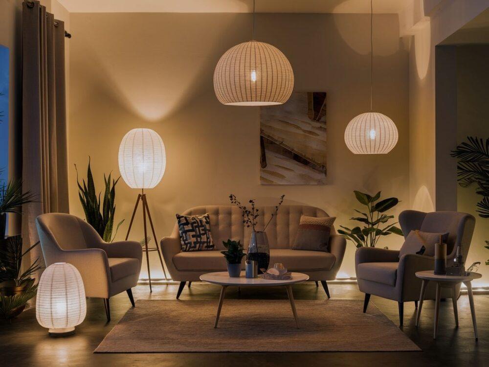 nowoczesny salon z lampami