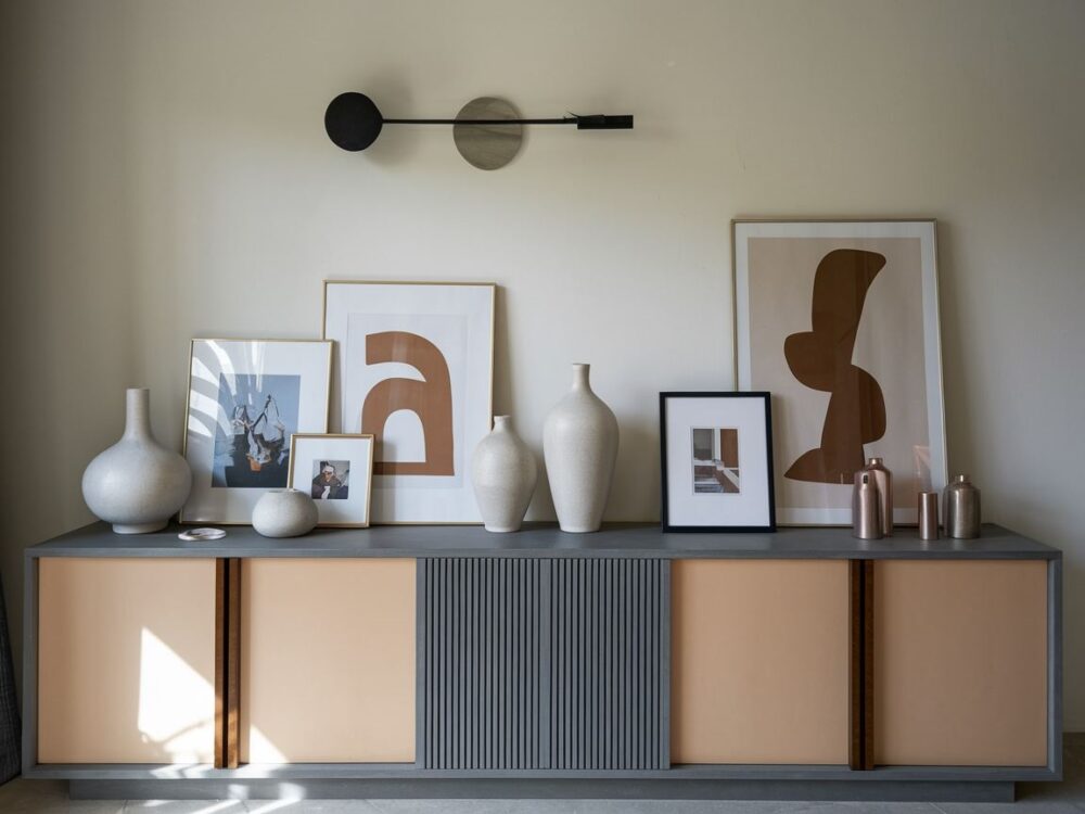 obraz abstrakcyjny nad komodą