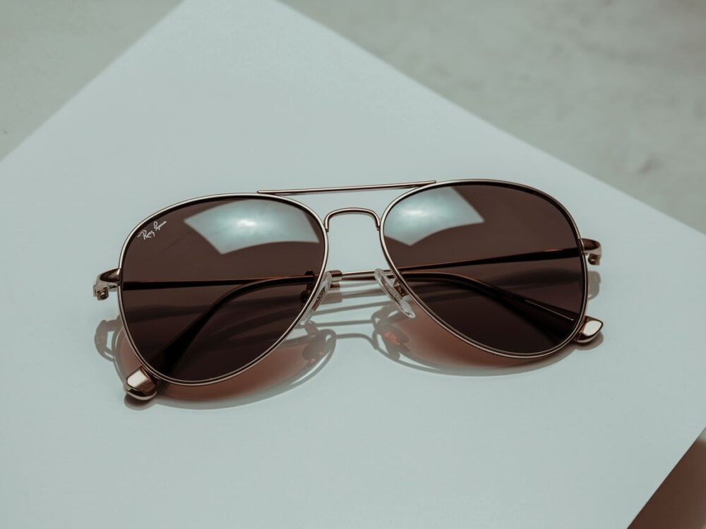 okulary aviator na mapie