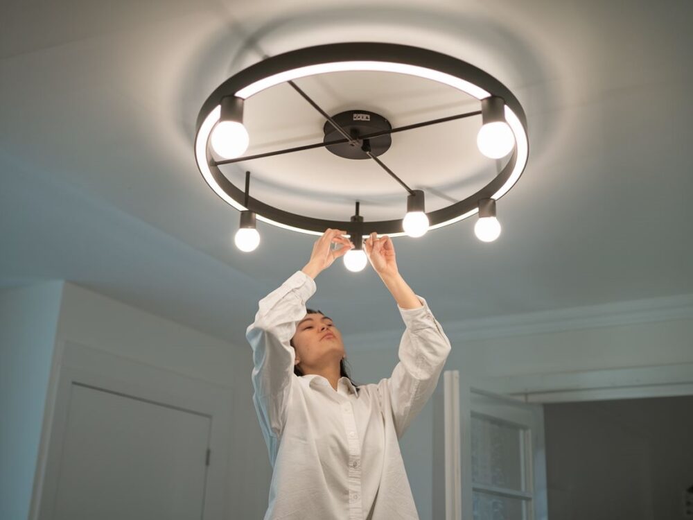 osoba zmieniająca żarówkę