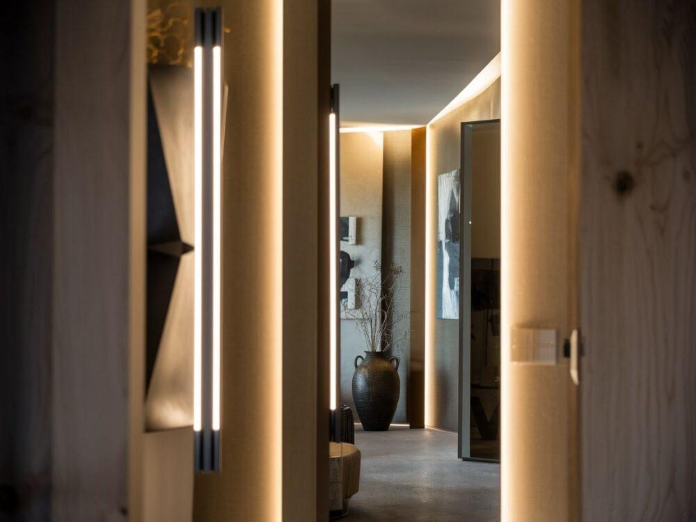 oświetlone lustro w korytarzu