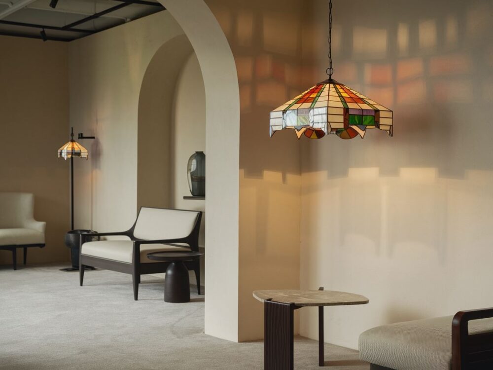 witrażowa lampa w salonie