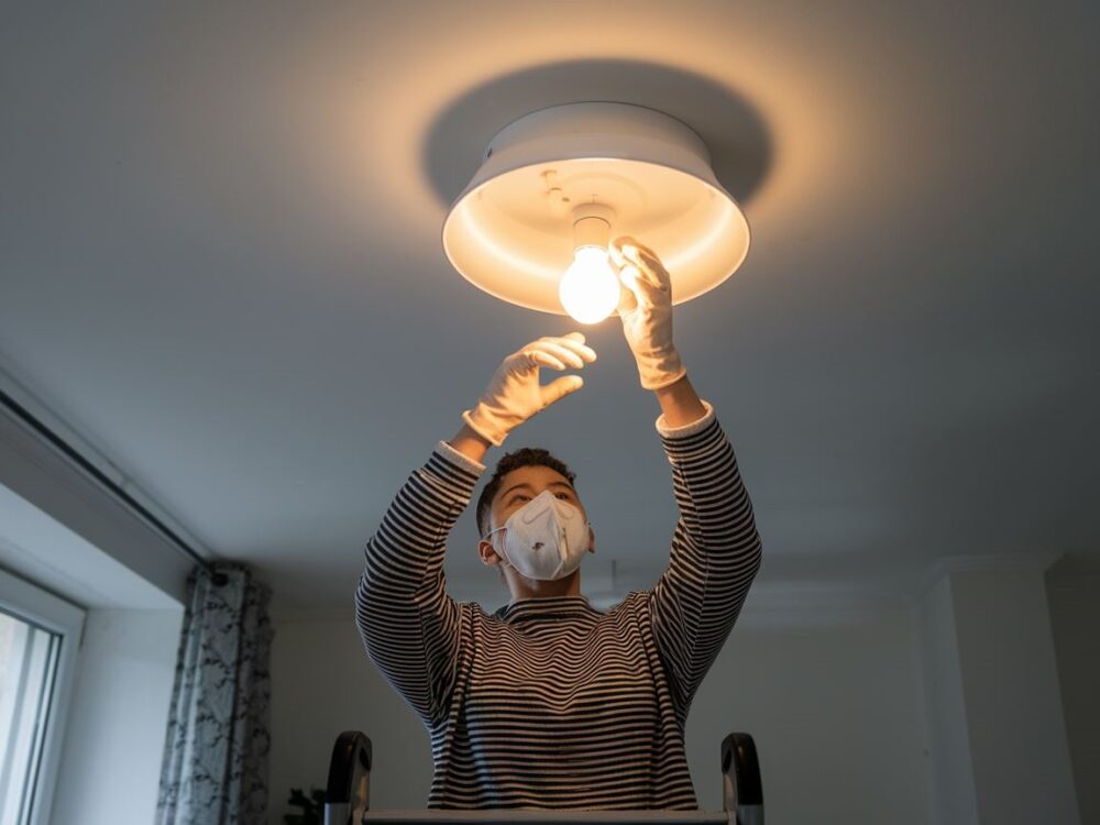wymiana żarówki w lampie sufitowej